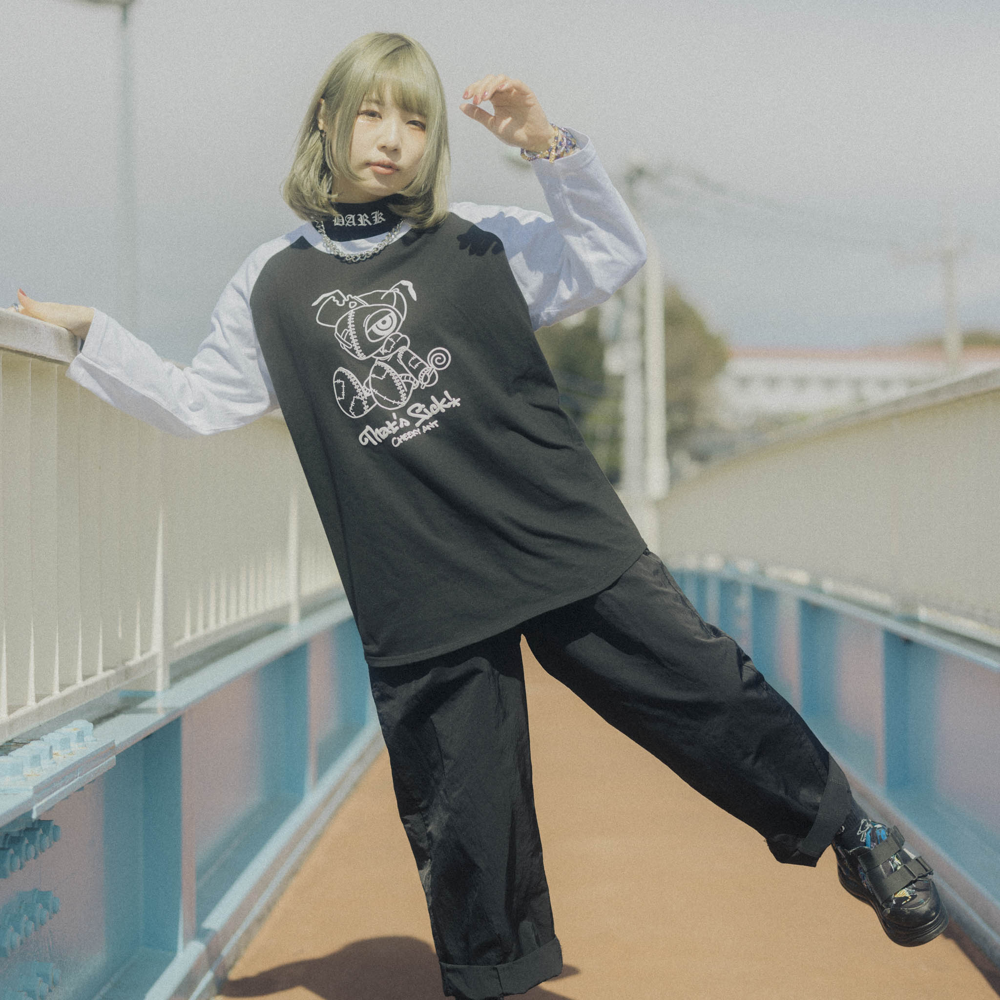 病んでるアントくんの ロングスリーブTシャツ – Cheeky ant